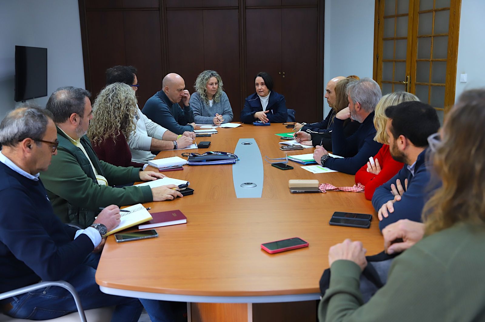 Nela García, en la reunión con sindicatos y asociaciones de comerciantes.