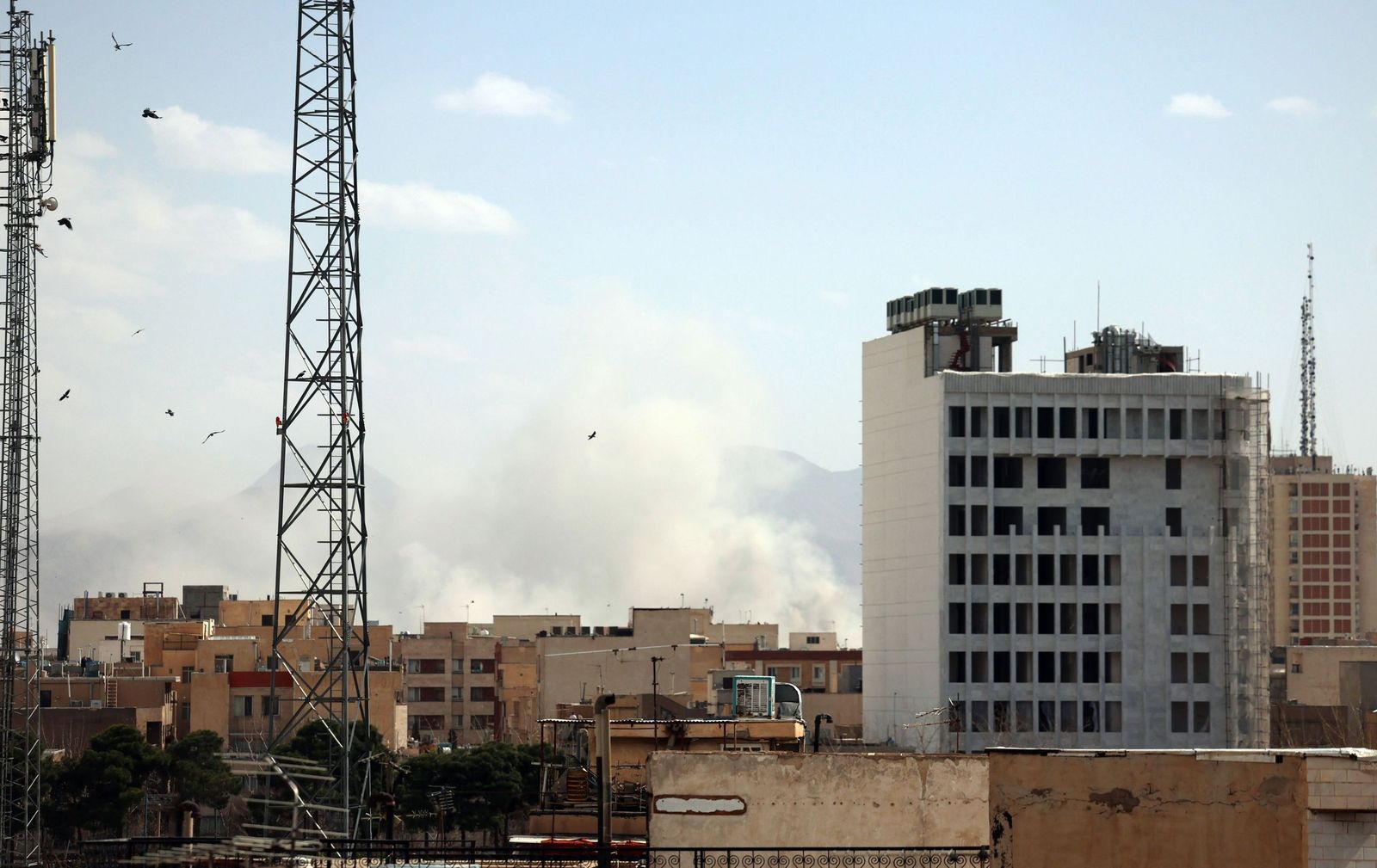 Una columna de humo en el centro de Teherán tras un ataque israelí este sábado.