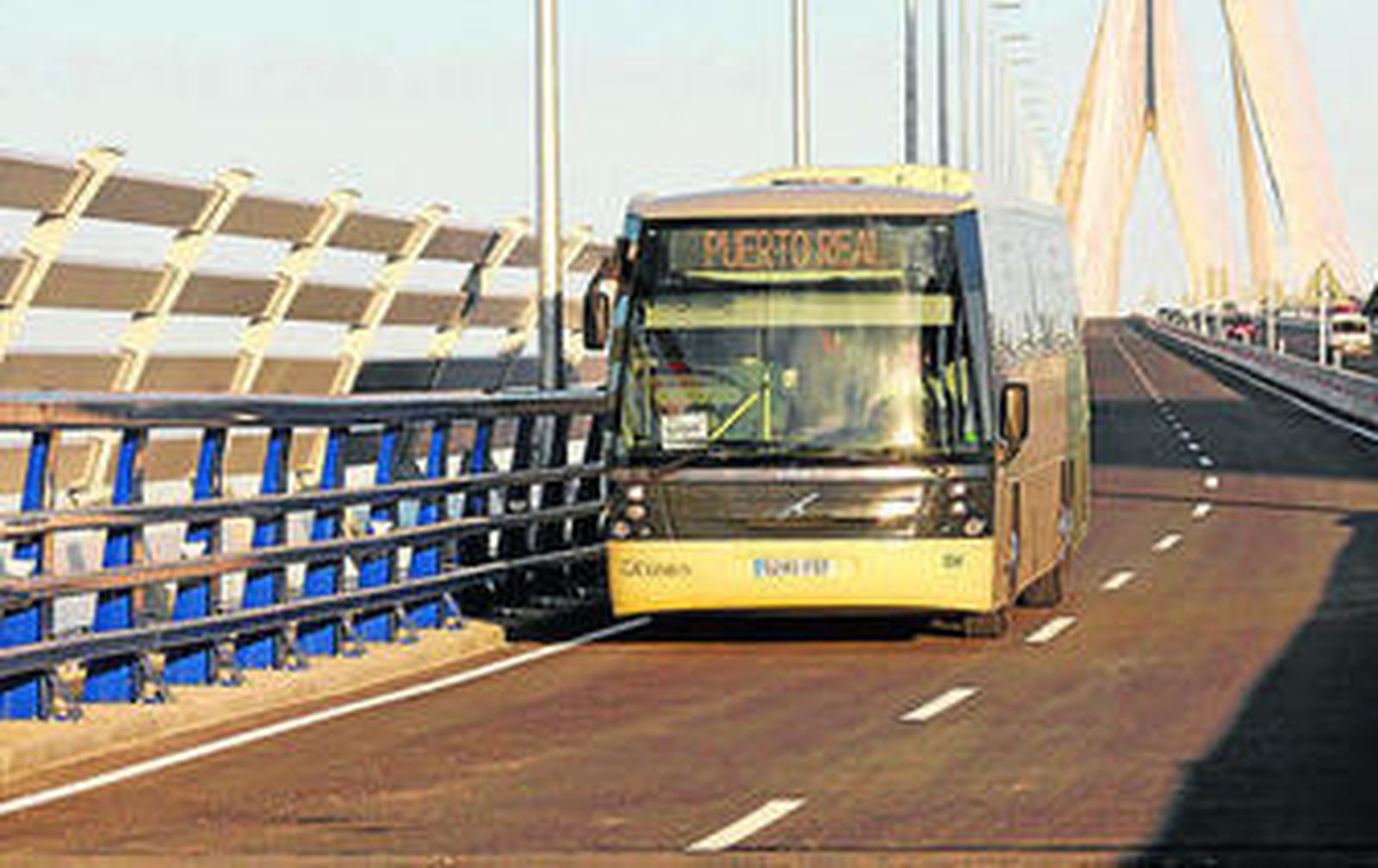 Un autobús recorre el puente de la Constitución de 1812.