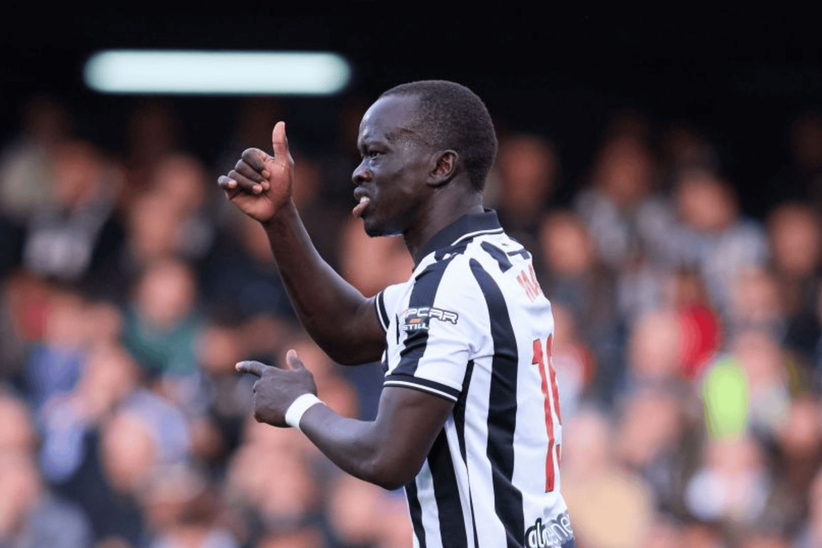 Pulgar arriba de Mabil en un partido con el Castellón.