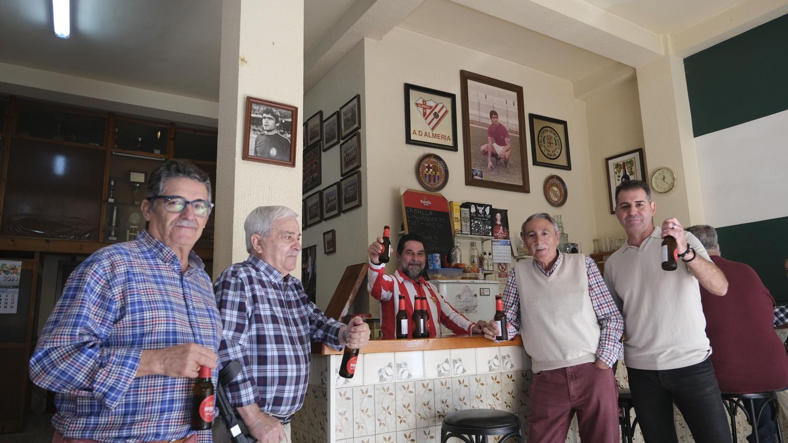 Emilio Cruz, Paco  Villa, Pepe Illo, Paco Belmonte e Ismael Rodríguez brindan por la peña.