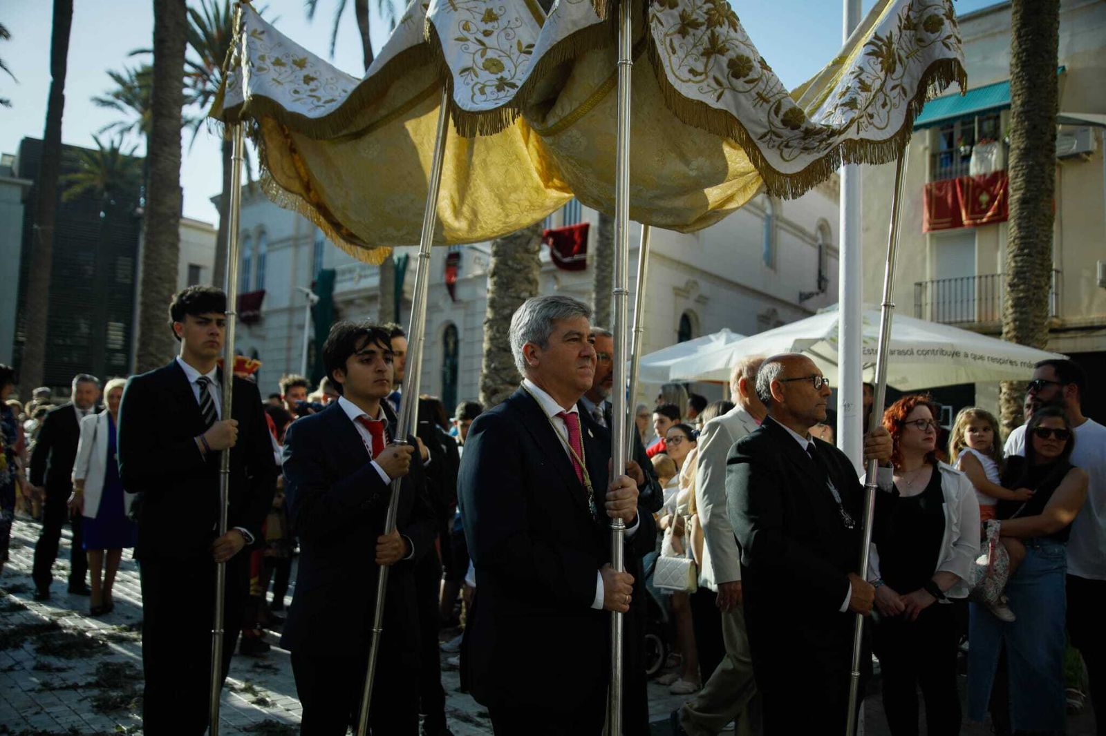 Imágenes de la procesión del Corpus Christi en Almería: así han sido la misa y la posterior marcha por la capital