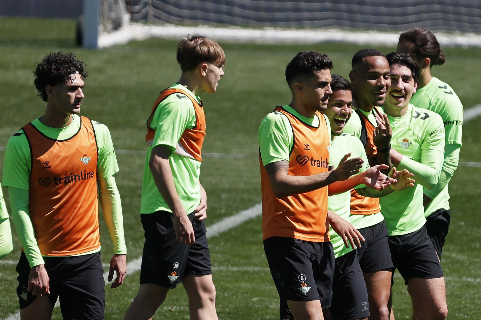 Las imágenes del gran ambiente en el entrenamiento del Betis