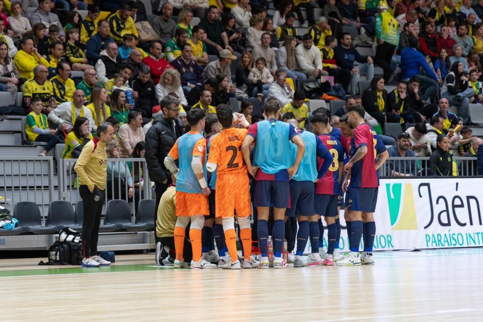 La fiesta amarilla en la goleada del Jaén FS al Barça, en imágenes