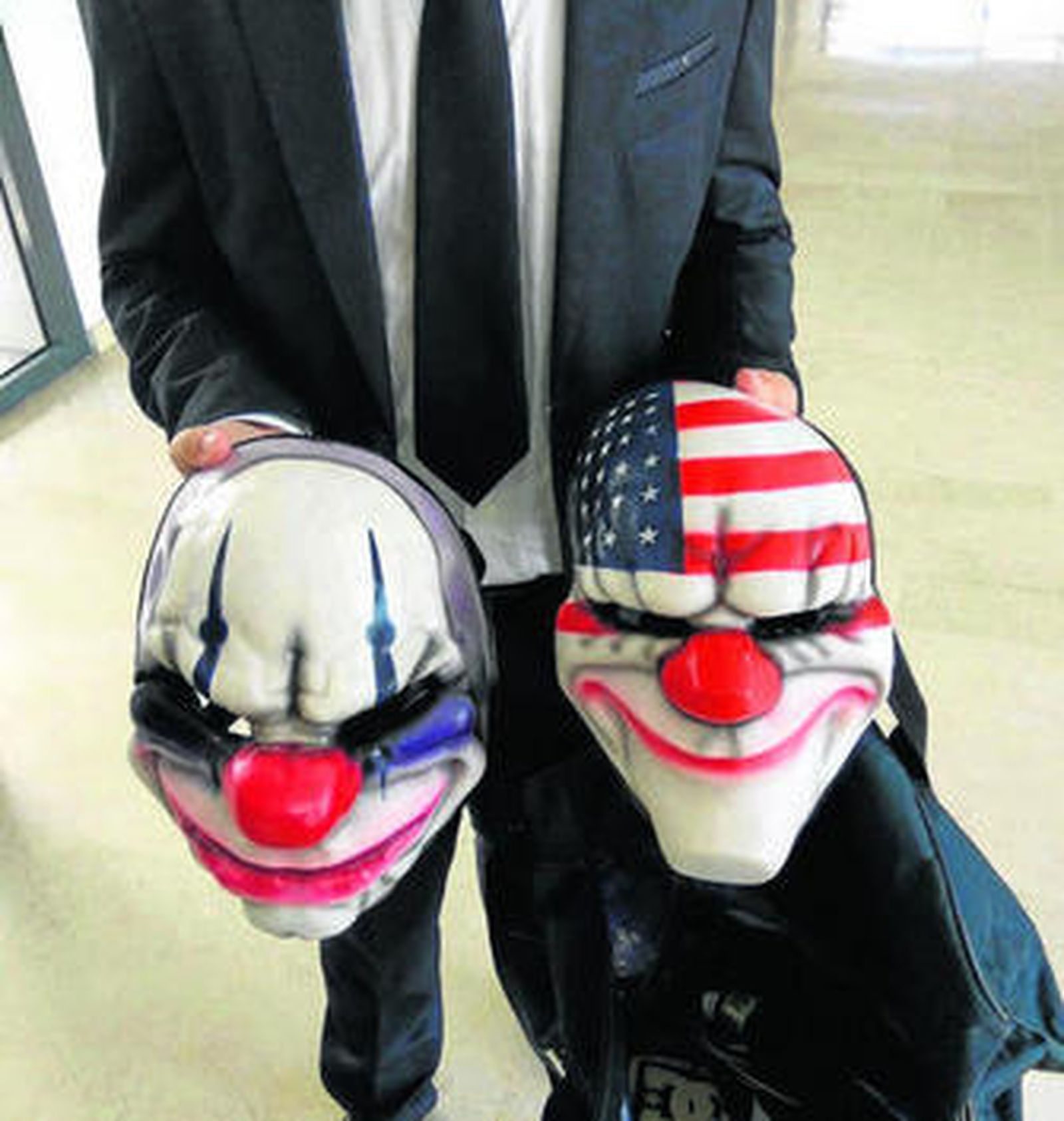 Máscaras que llevaban puestas los jóvenes interceptados en el centro de Almería.