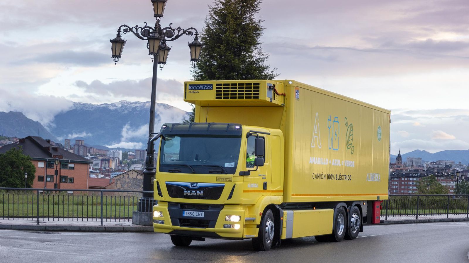 El MAN eTGM refrigerado de Alimerka recargará sus baterías con energía renovable.