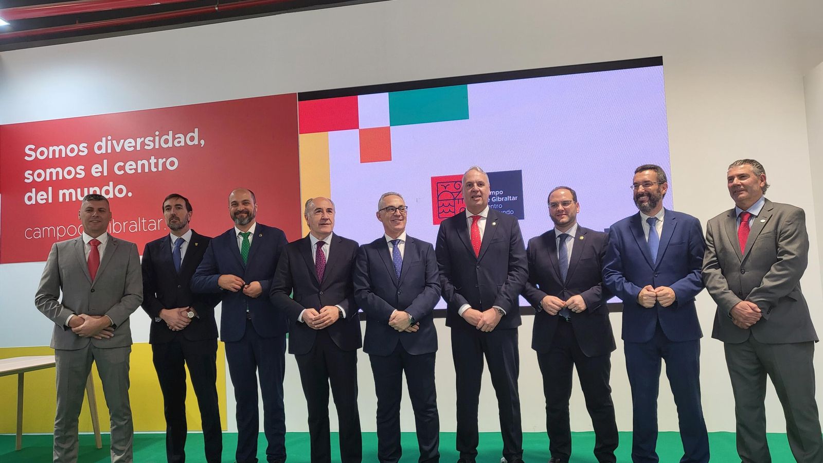 Foto institucional en el stand de la Mancomunidad de Municipios del Campo de Gibraltar en Fitur.