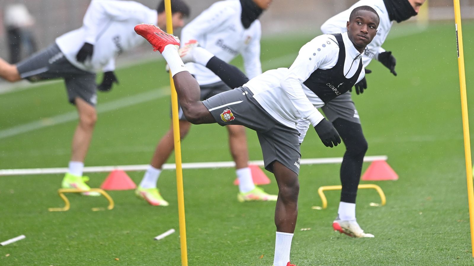 El francés Diaby realiza un ejercicio en la sesión.