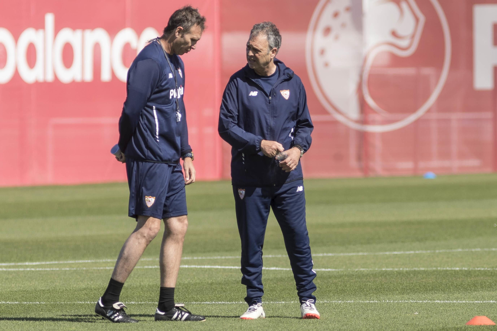 Luci, junto a Caparrós, en un entrenamiento del final de temporada.
