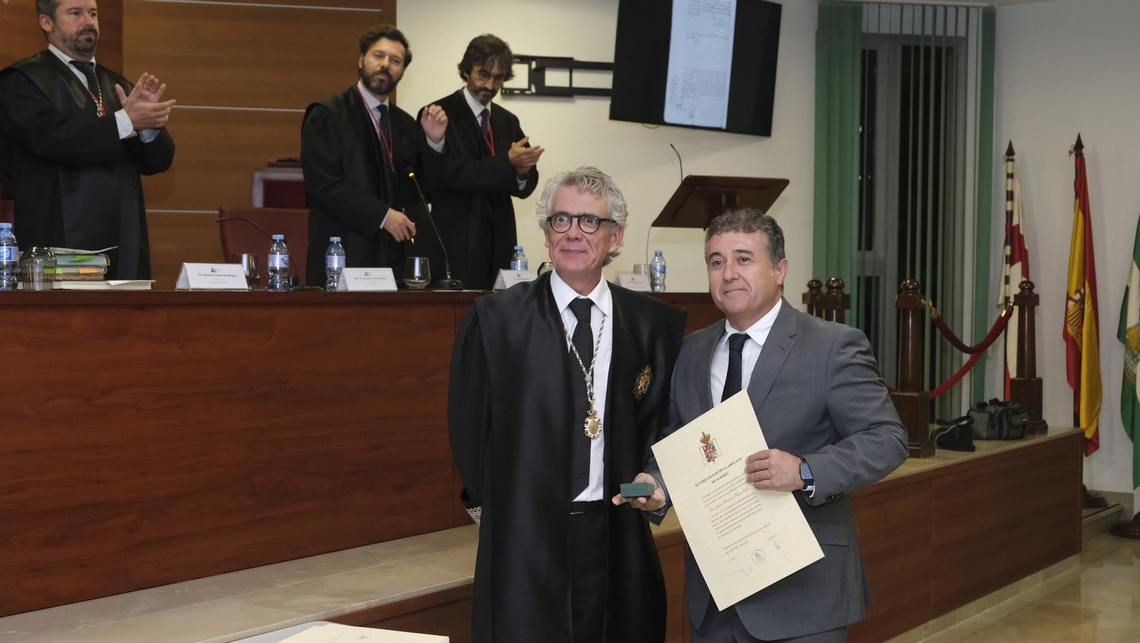 Entrega de insignias de 25 años de colegiado en el Colegio de Abogados de Almería, en imágenes