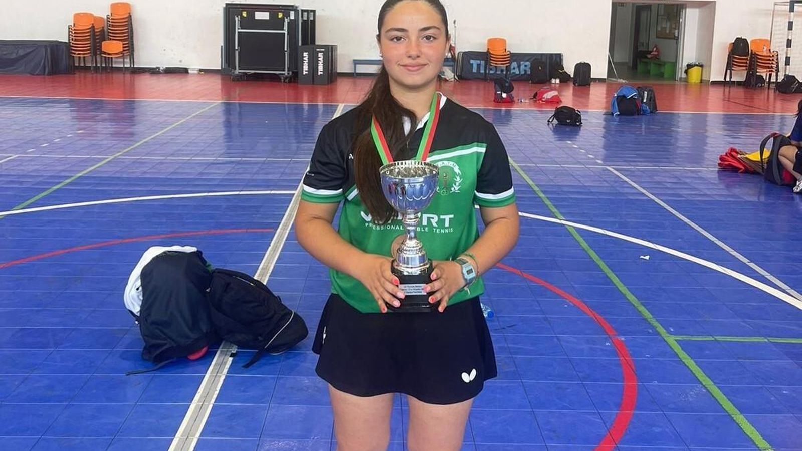 Alba Sánchez, podio y trofeo con Andalucía en Fátima.
