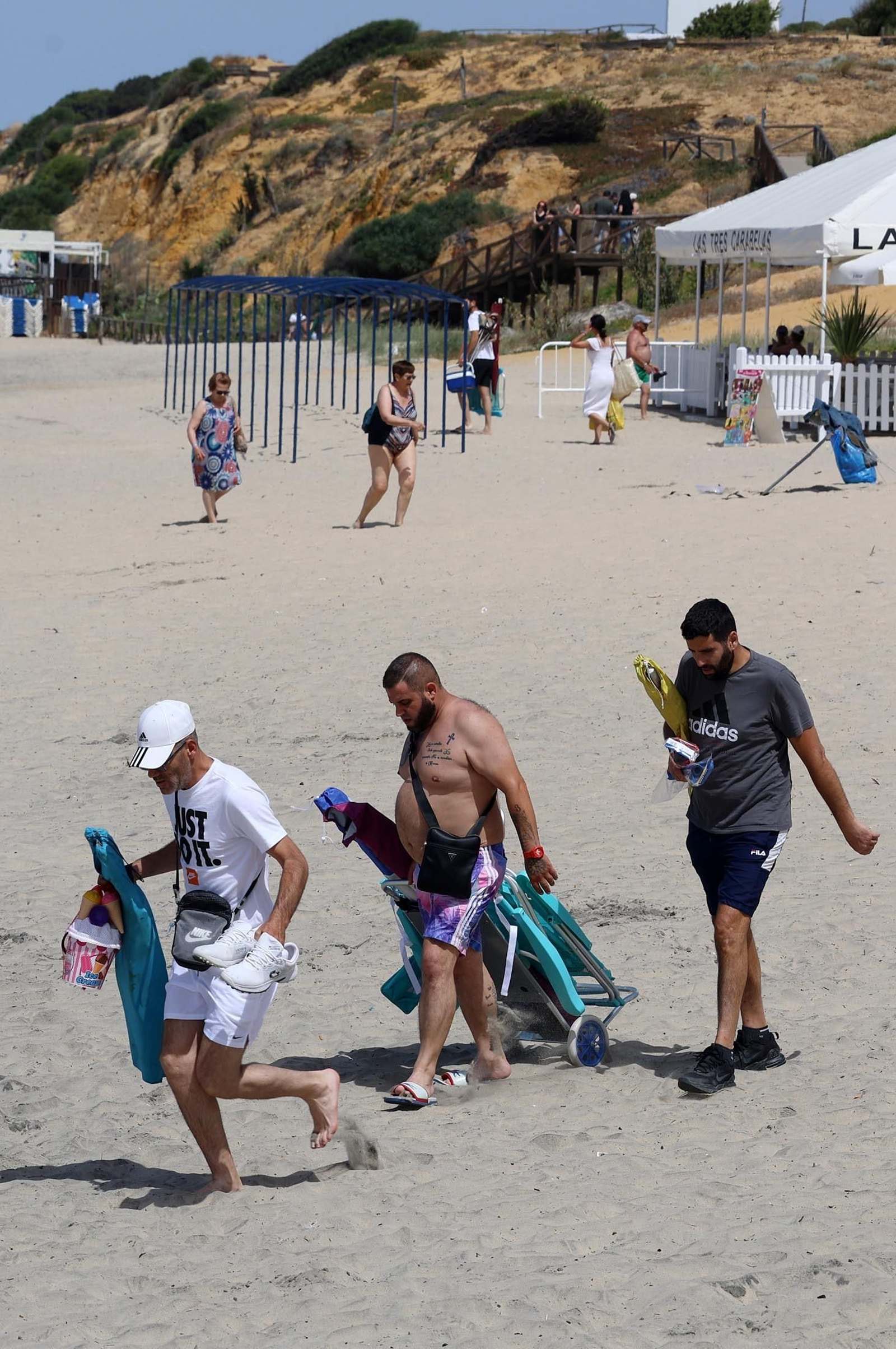 Imágenes del ambiente en las playas de Matalascañas, La Bota y Mazagón durante la mañana del domingo