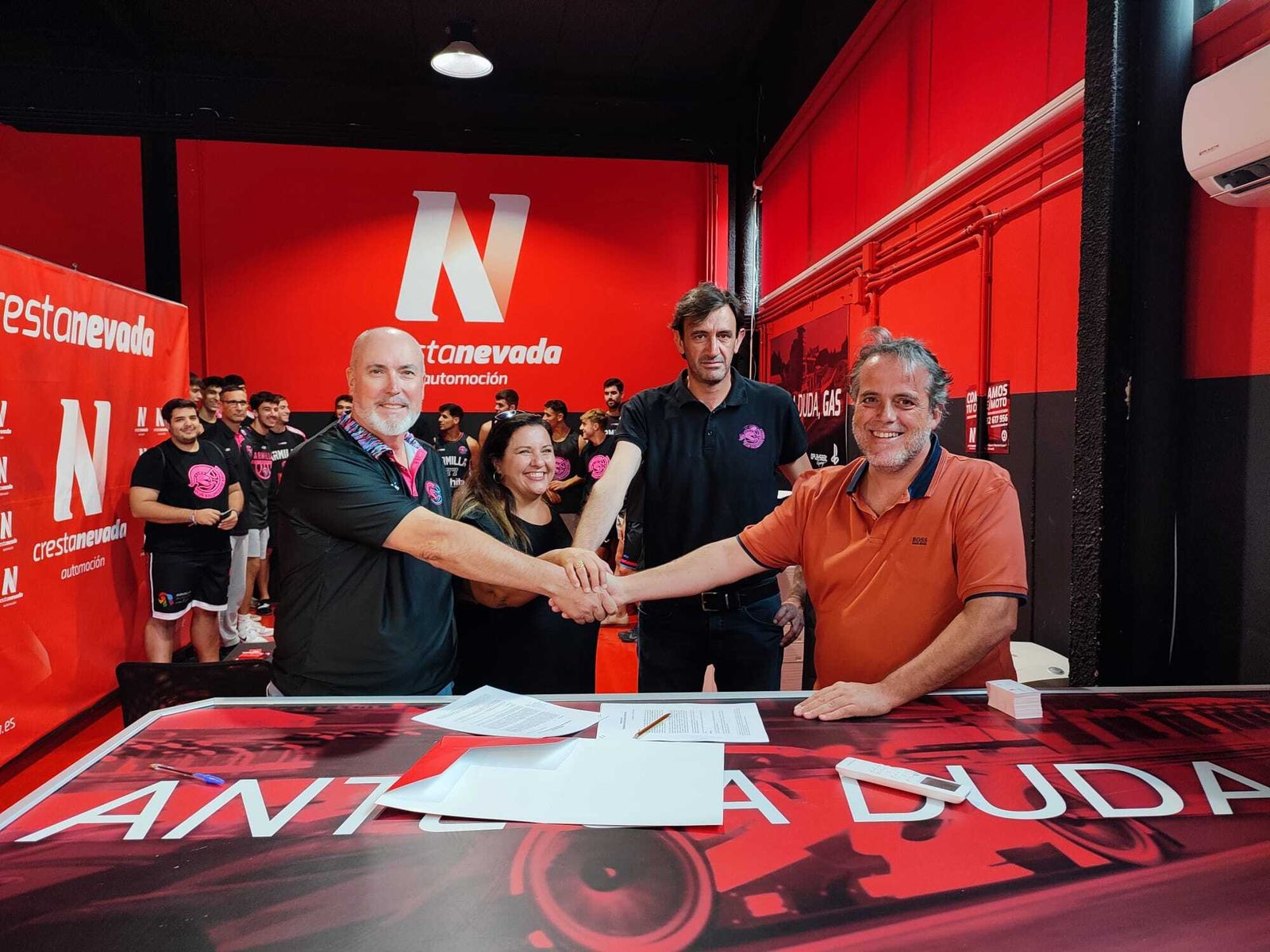 Un momento de la firma del acuerdo de colaboración entre el CB Armilla y Crestanevada