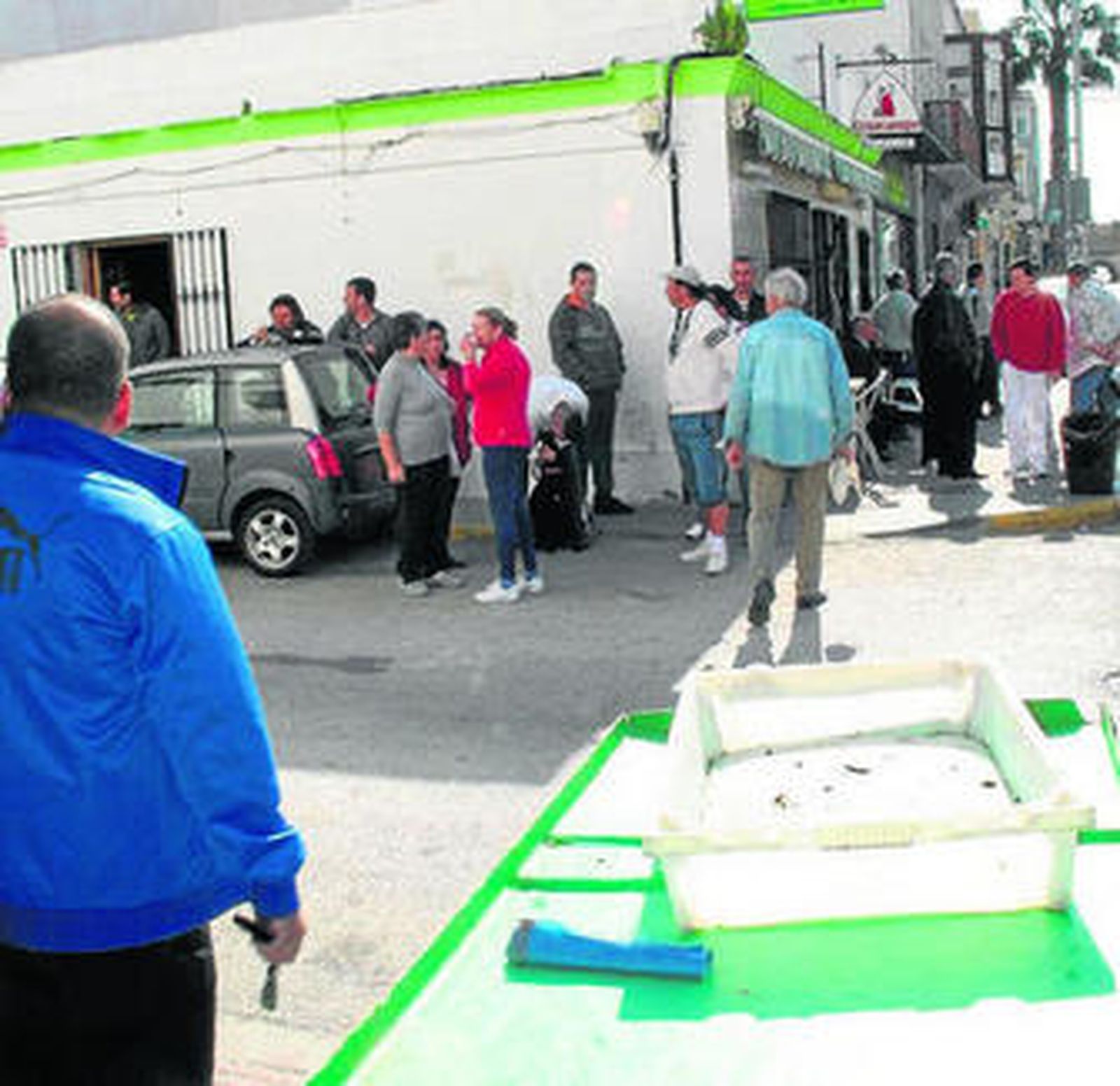 Mariscadores, amigos y familiares, tras la incautación de los erizos.