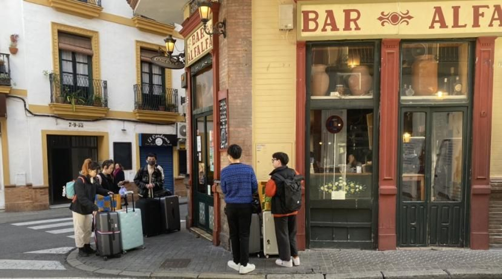 Cola de espera para entrar en un bar de la Alfalfa a las doce del mediodía