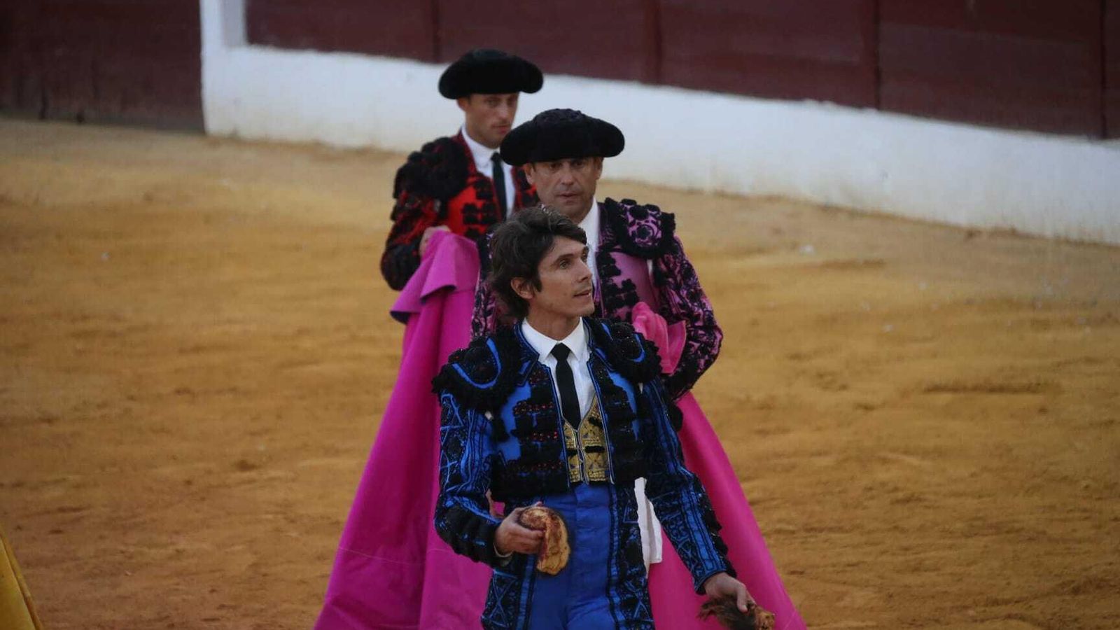 Castella, que debutaba en La Línea, pasea las dos orejas del cuarto.