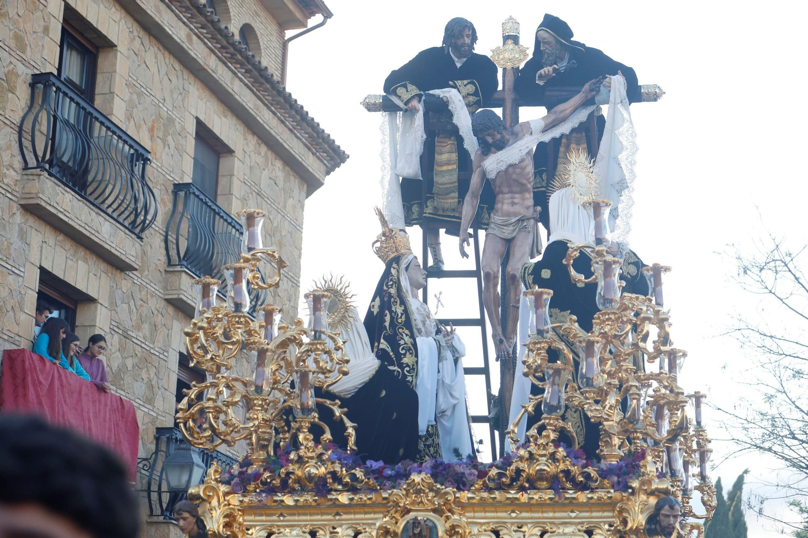 La procesión del Descendimiento en este Viernes Santo de Córdoba, en imágenes