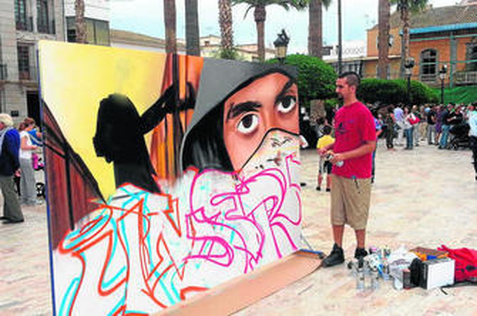 Un graffitero mientras finaliza su obra en uno de los paneles en una de las ediciones pasadas.