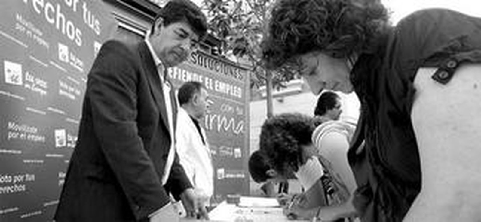 Diego Valderas, recogiendo firmas ayer contra la crisis en la plaza de las Flores de Cádiz.