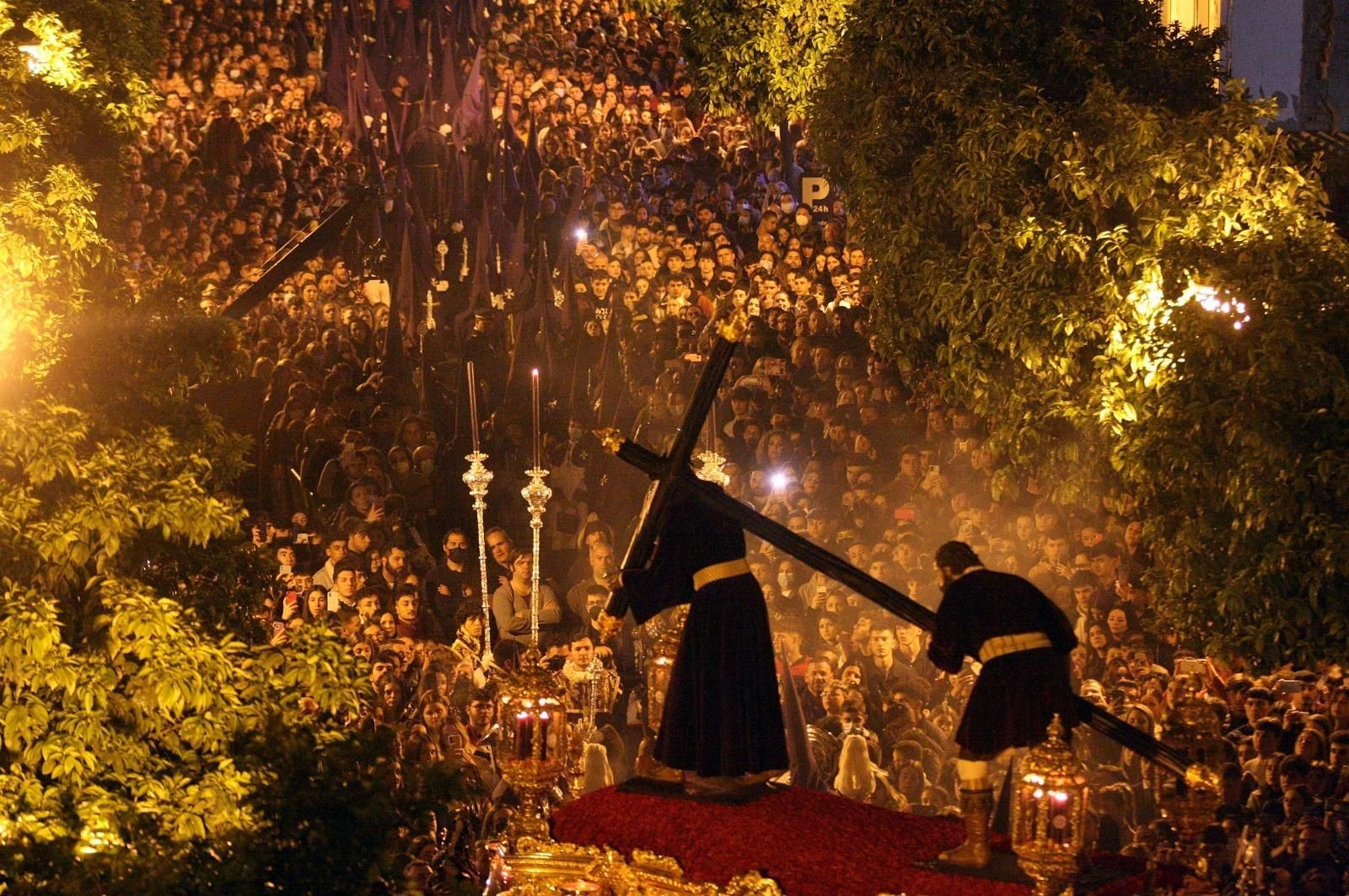 Imágenes del Nazareno recorriendo las calles de Huelva en la Semana Santa 2022.
