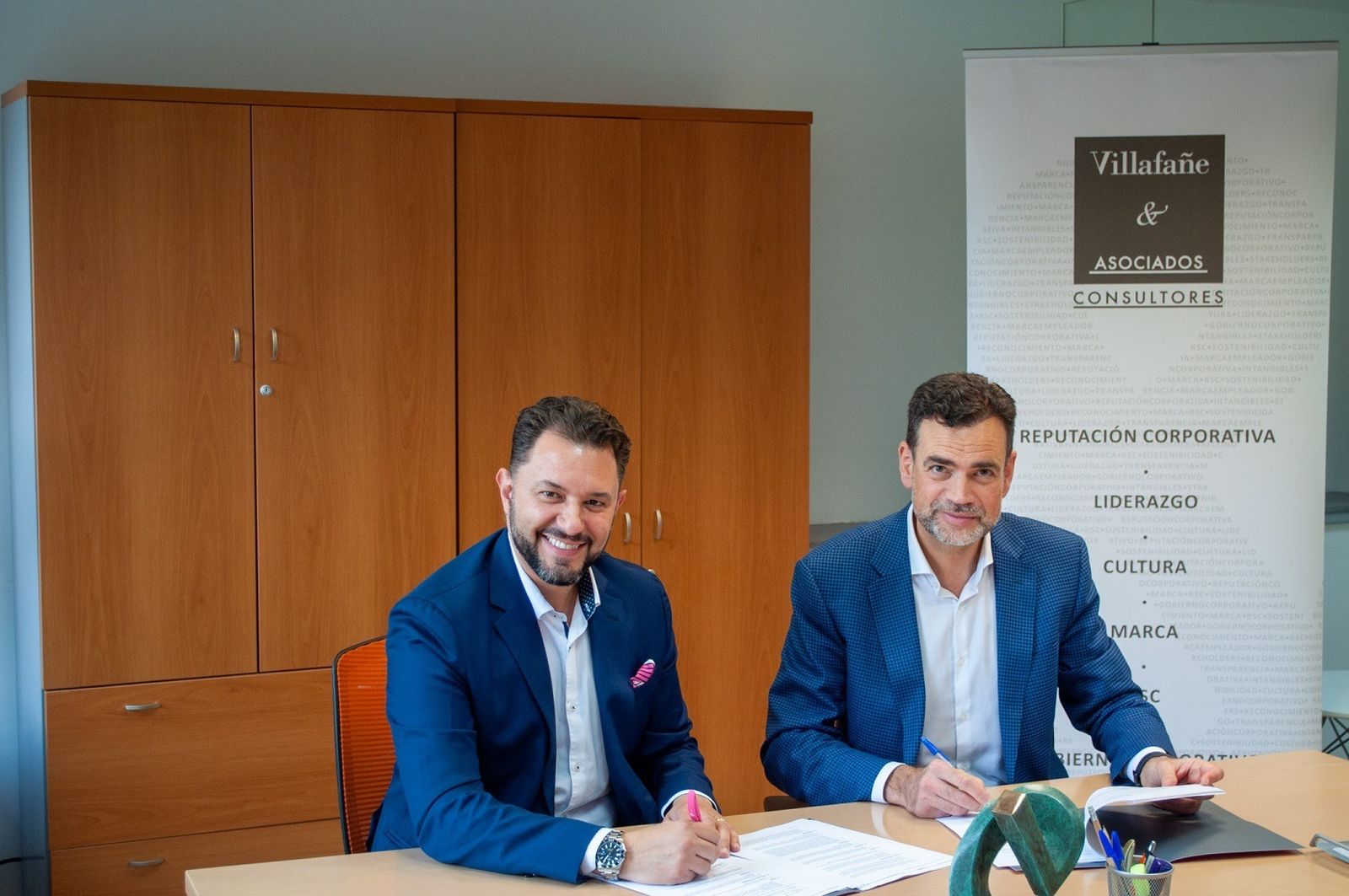 De izquierda a derecha: Osmar Polo, CEO de T-Systems Iberia, y Sebastián Cebrián, CEO de Villafañe & Asociados Consultores.