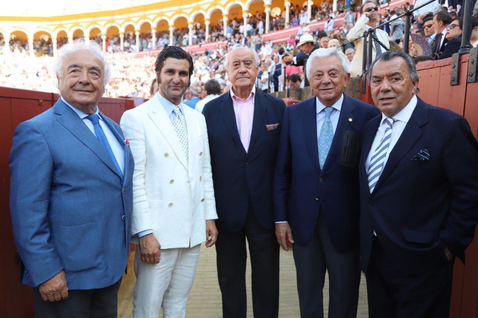 Morante de la Puebla en el callejón, con traje blanco, junto a Los del Río que le han compuesto unas sevillanas, Ramón Valencia y Francisco Herrero, presidente Cámara de Comercio de Sevilla