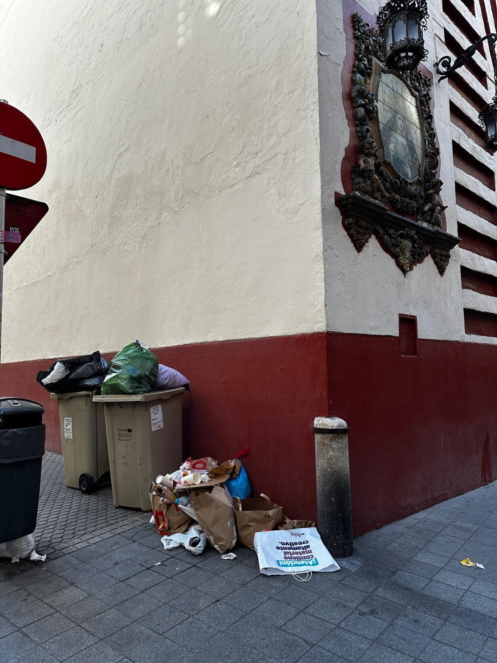 Basura abandonada en pleno día en la iglesia de San Buenaventura.