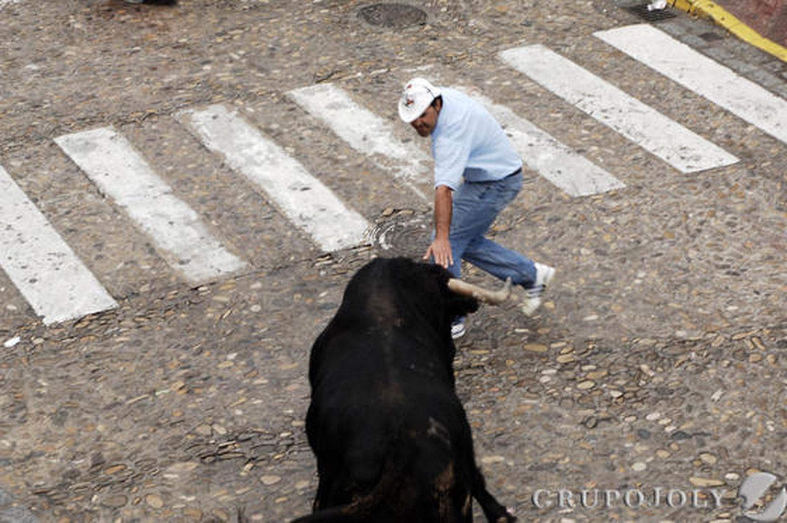 Un hombre resultó herido grave por una fuerte cornada en el abdomen en Arcos. Vejer, Paterna o Benamahoma también vivieron su fiesta

Foto: Ramon Aguilar