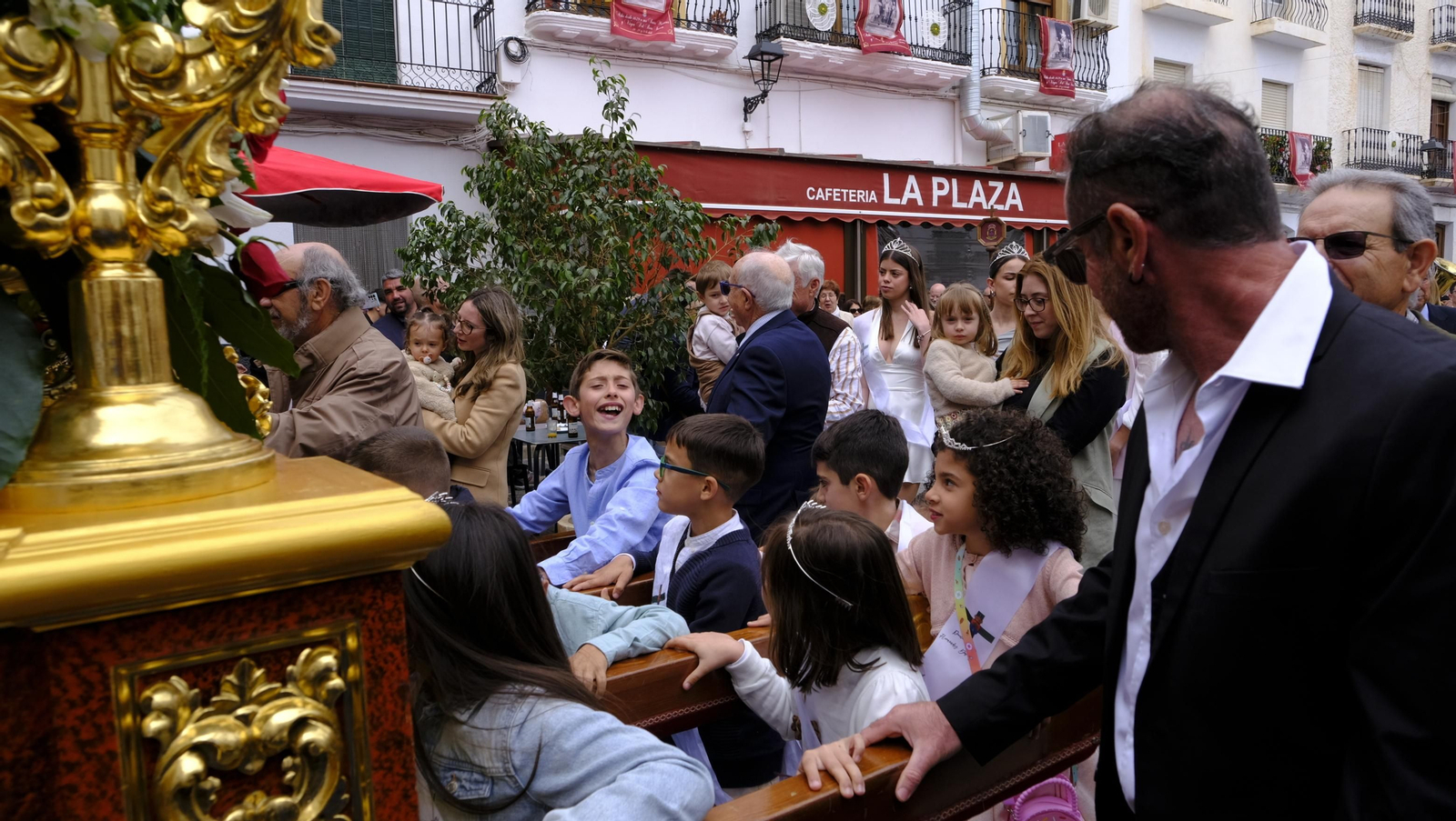 Imágenes de la procesión y paella solidaria en las Fiestas de Abla