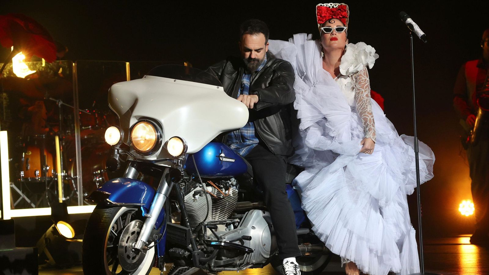 Espectacular entrada de Laura Gallego al escenario del Cartuja Center