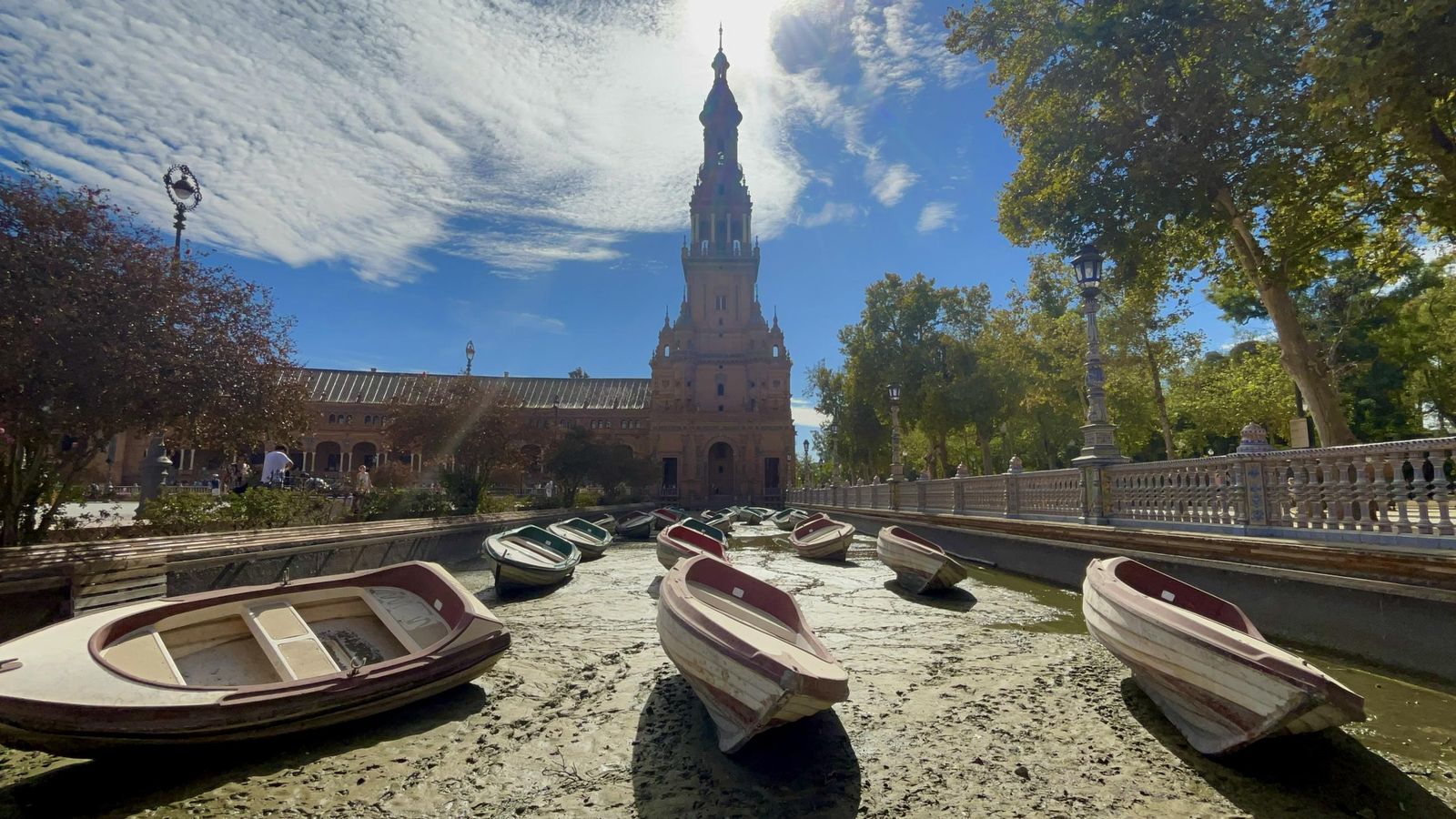 Vaciado de la ría de la Plaza de España para su liemza y restauración