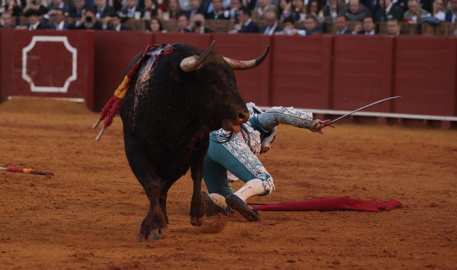 Las imágenes de los toros en Sevilla con Morante de la Puebla, José María Manzanares y Talavante