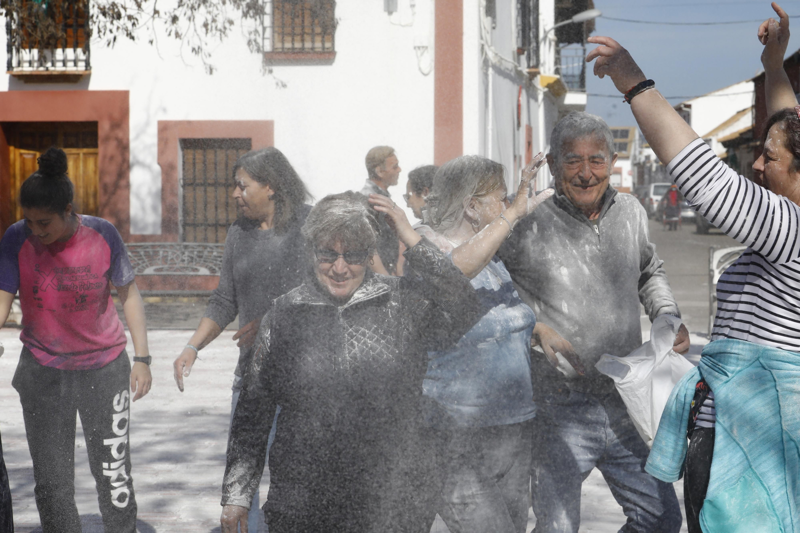 La batalla de la harina de Ochavillo del Río, en imágenes