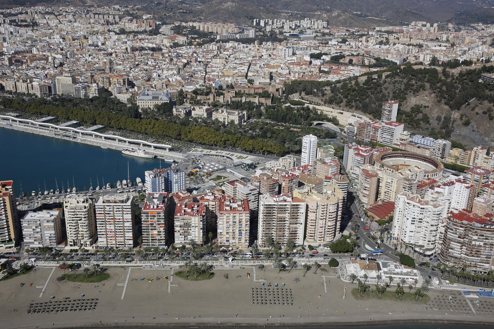 Vista aérea de La Malagueta, donde se localizan los tres chiringuitos que serán transformados.