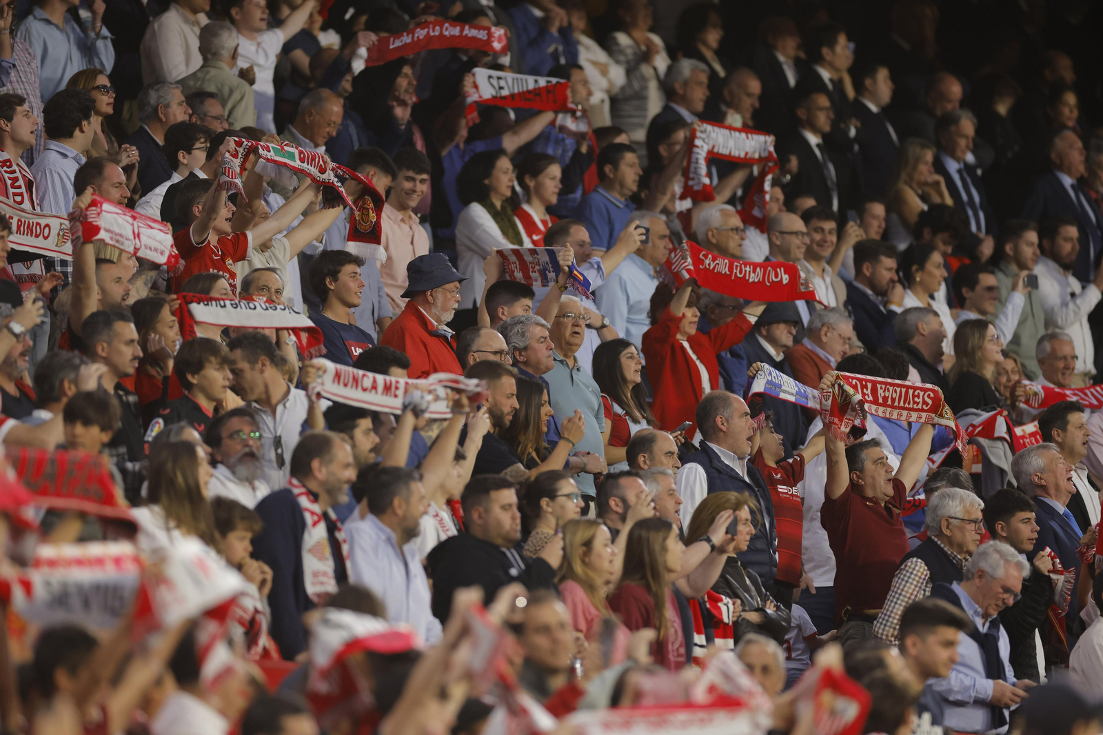 Búscate en las fotos del Sevilla-Celta