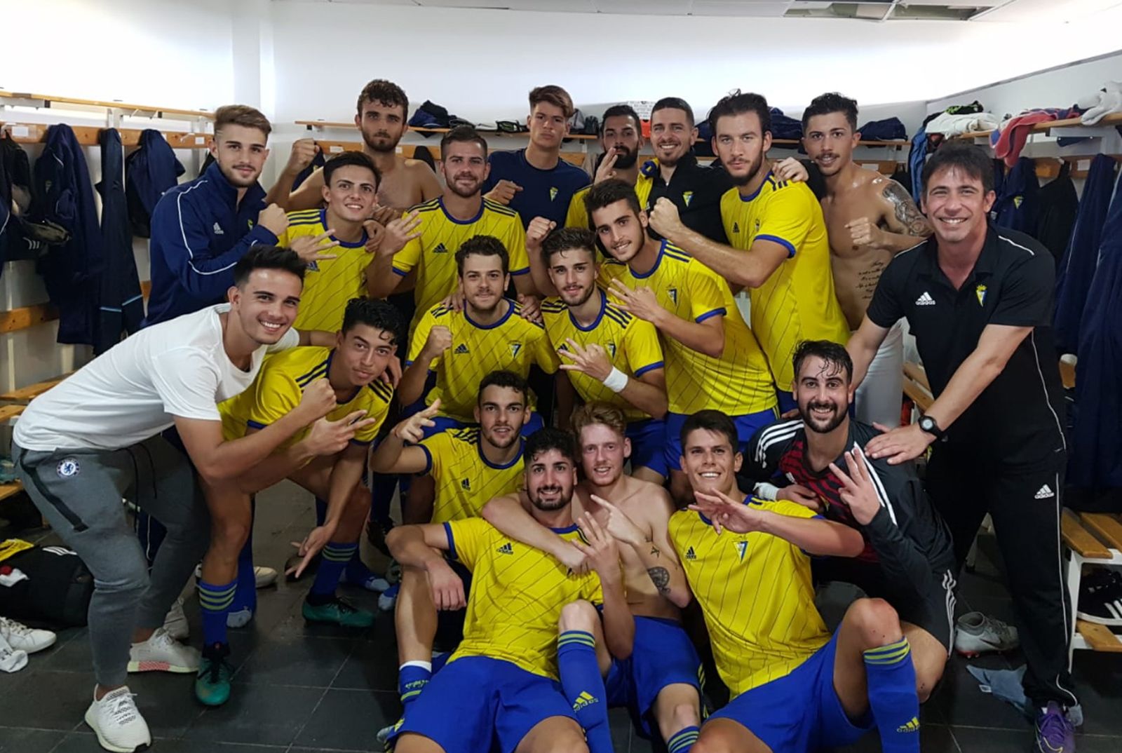 Los jugadores del Balón celebran el triunfo en el interior del vestuario.