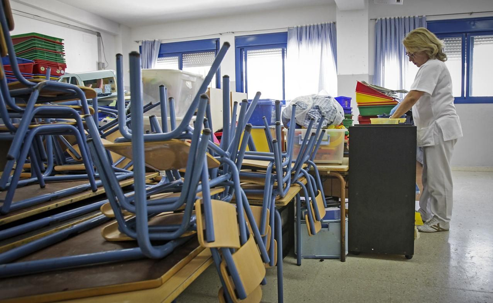 Una mujer, realizando labores de limpieza en un centro educativo de la ciudad. Una mujer, realizando labores de limpieza en un centro educativo de la ciudad.