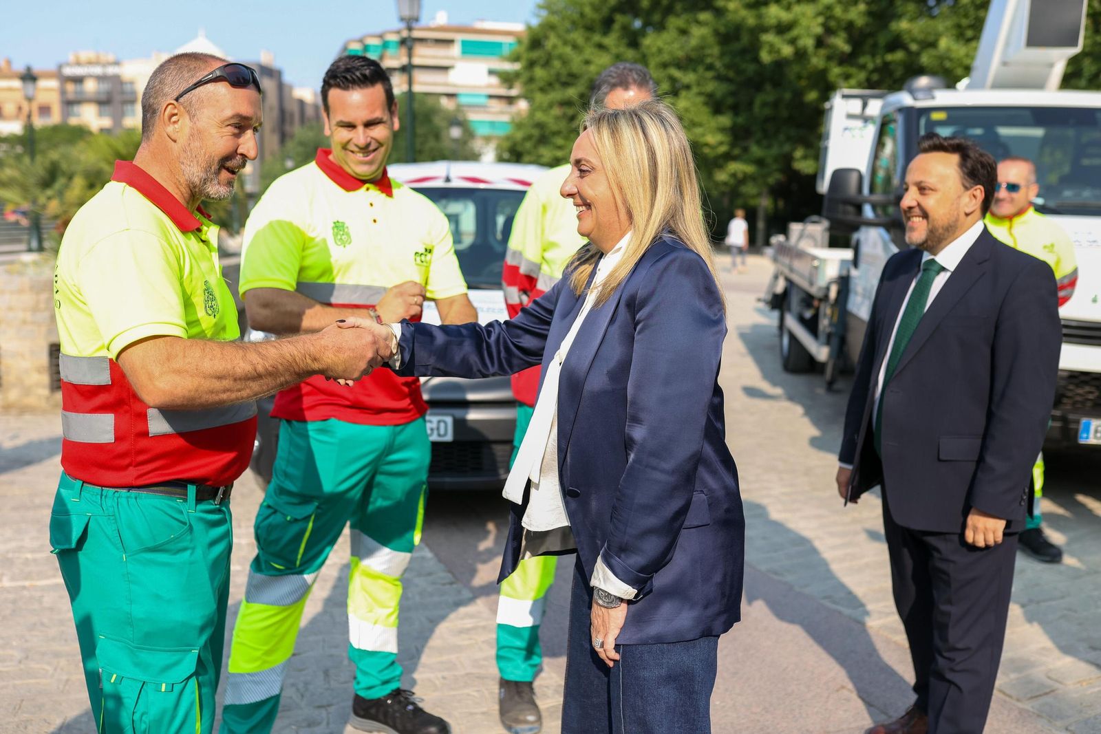 Carazo saluda a uno de los trabajadores de FCC