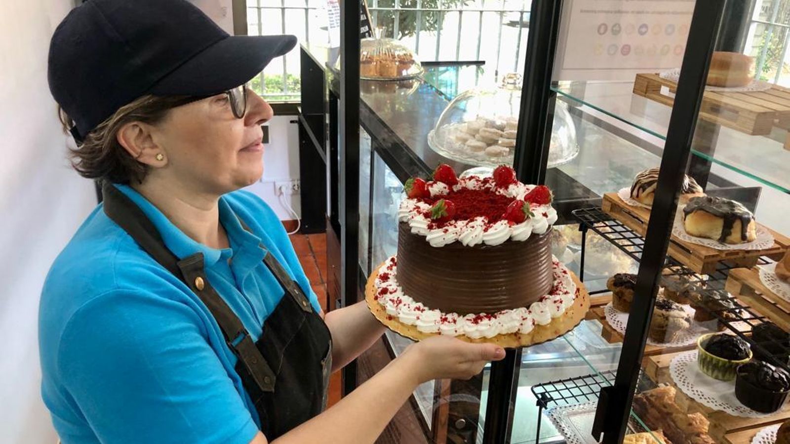 Conchi saca una tarta de la vitrina de Dulce Armonía. Conchi saca una tarta de la vitrina de Dulce Armonía.