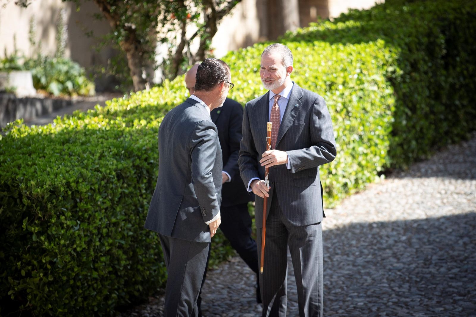 Felipe VI recibe el bastón de mando de la Real Maestranza de Granada para presidir la reunión en el Real Monasterio de San Jerónimo