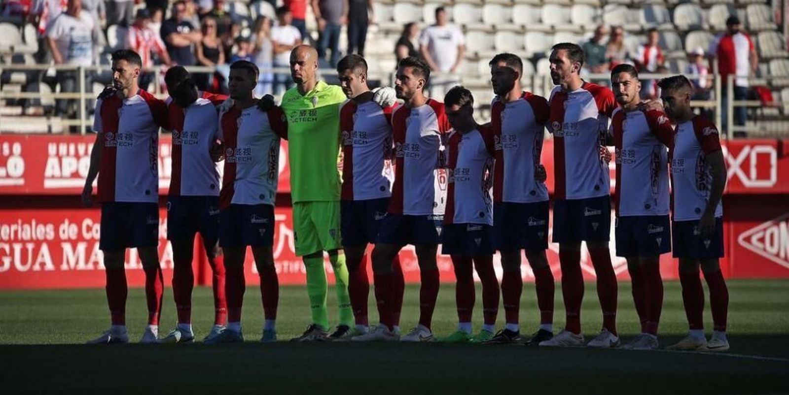 Un once del Algeciras, durante un minuto de silencio.
