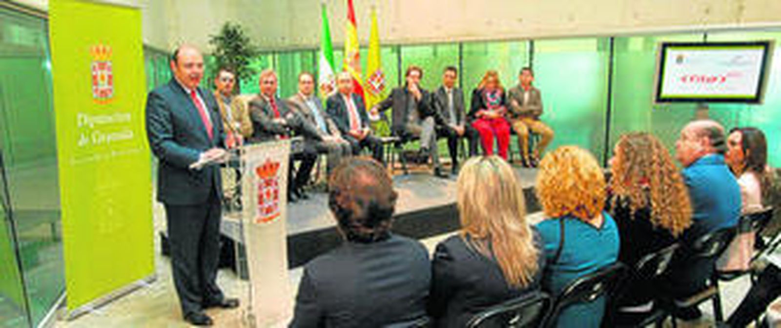 Los representantes de la Diputación, el Ayuntamiento, la Junta y los empresarios turísticos, ayer.