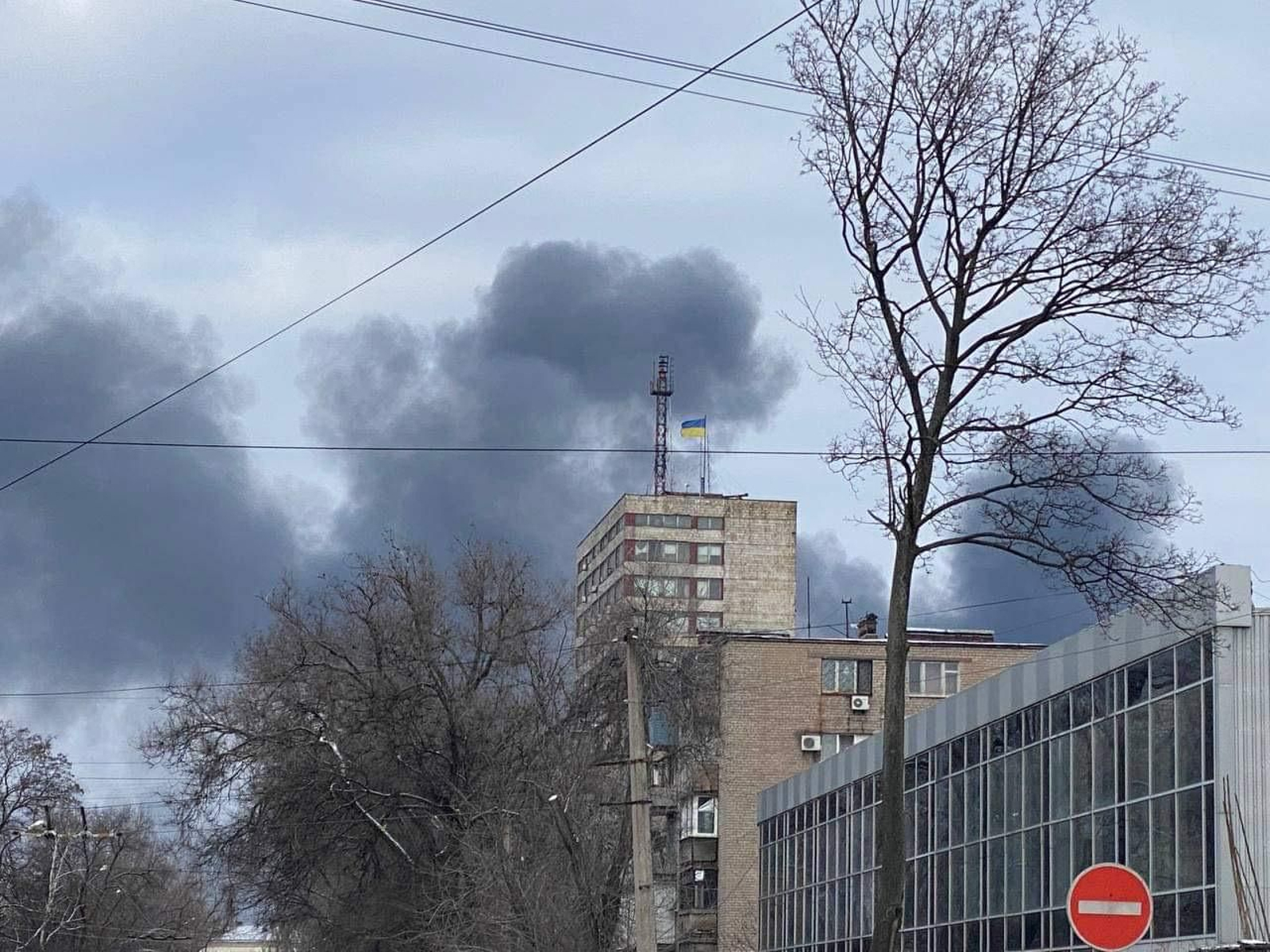 Columnas de humo salen de una zona residencial en Mariupol