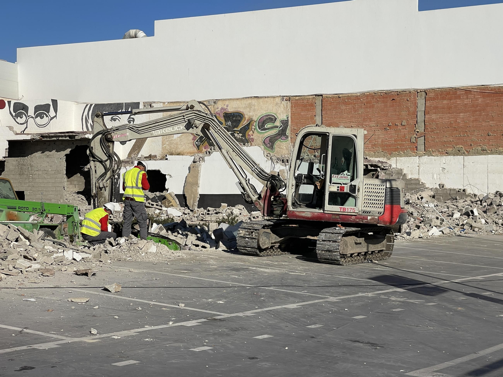 Las imágenes de la demolición del cine Tenis de Garrucha