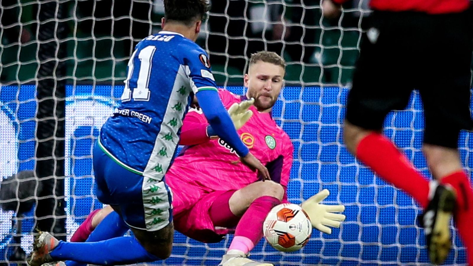 Tello falla una de las múltiples ocasiones del Betis.