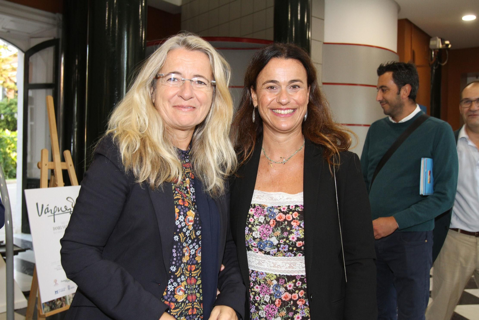 Imágenes de la conferencia y desayuno-coloquio de Gabriel Cruz, alcalde de Huelva