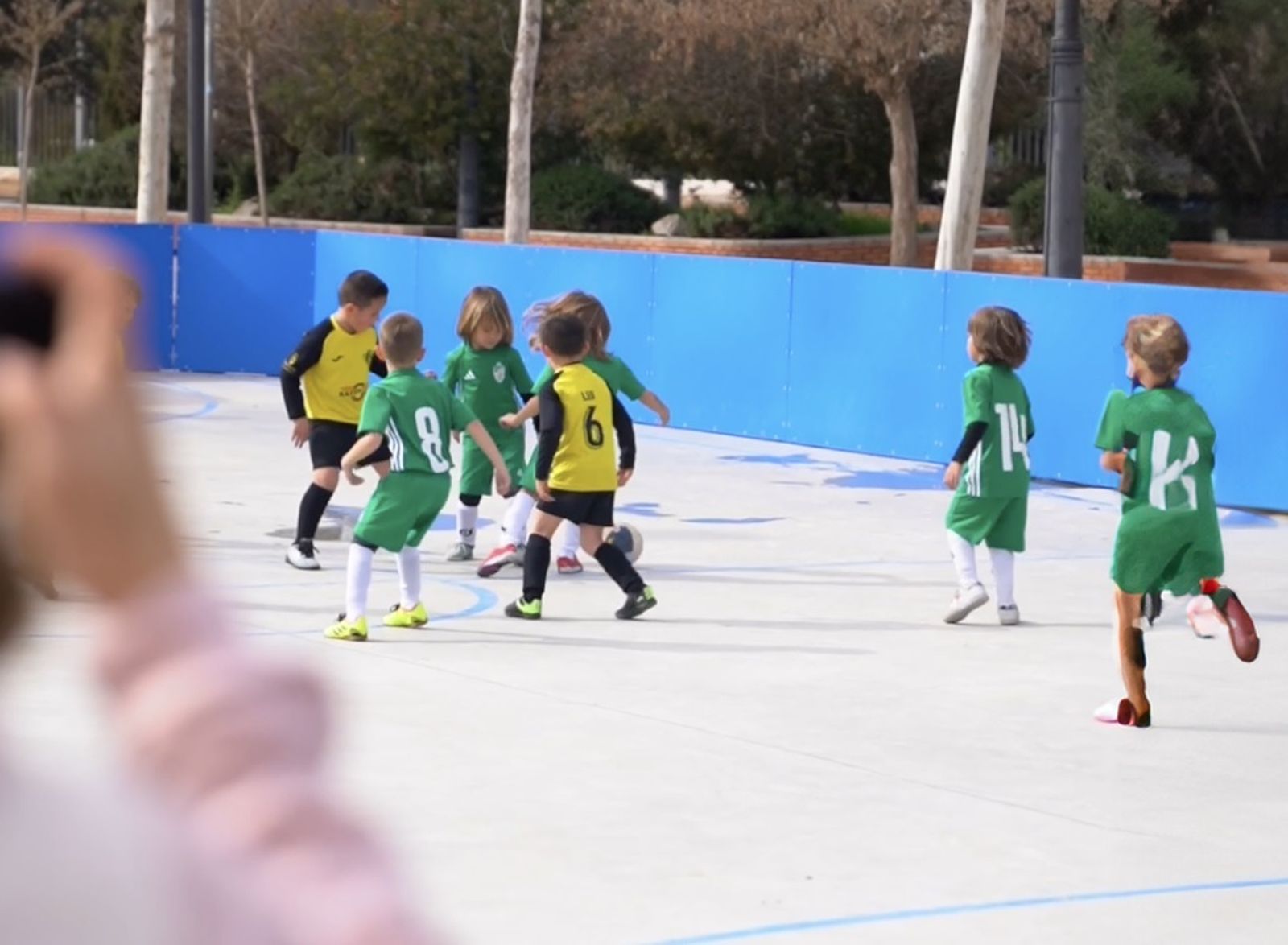 Un equipo de niños jugando al fútbol sala en Atarfe.