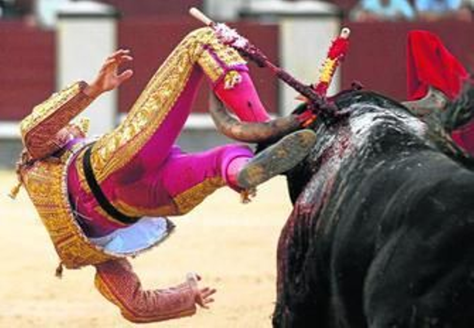 José Carlos Venegas, en la cogida que sufrió por el sexto toro de Cuadri lidiado ayer en Las Ventas.