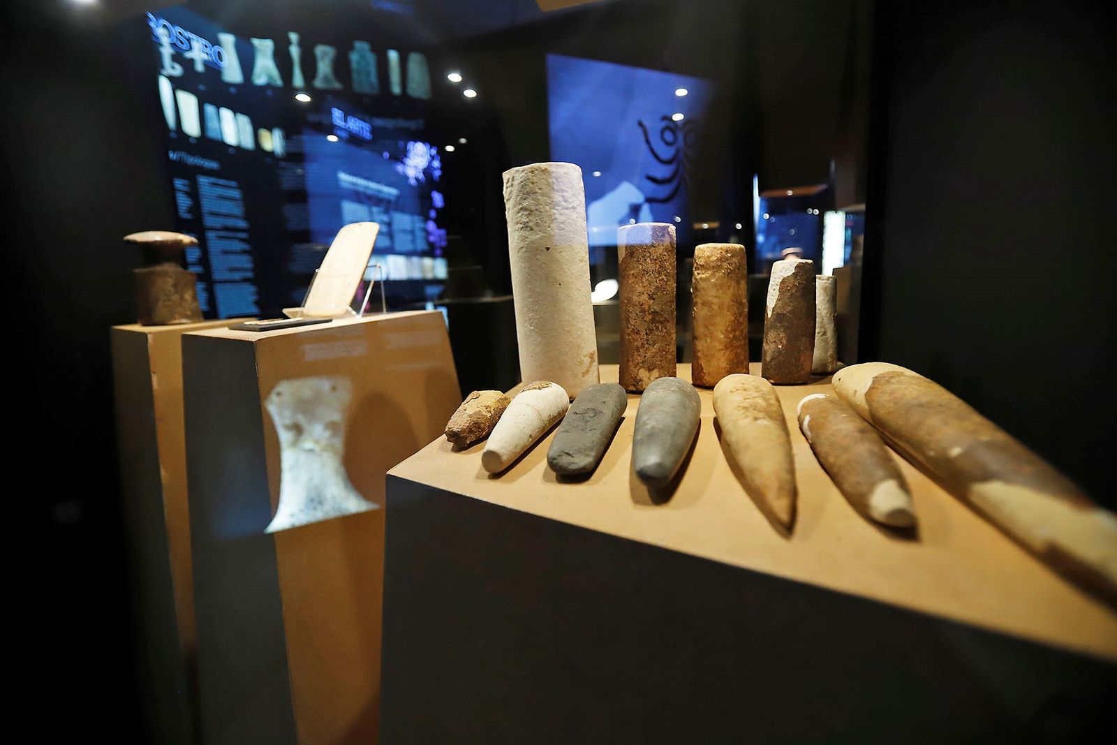 Piezas recogidas en la exposición 'Ídolos', que se exhibe actualmente en el Museo de Huelva.