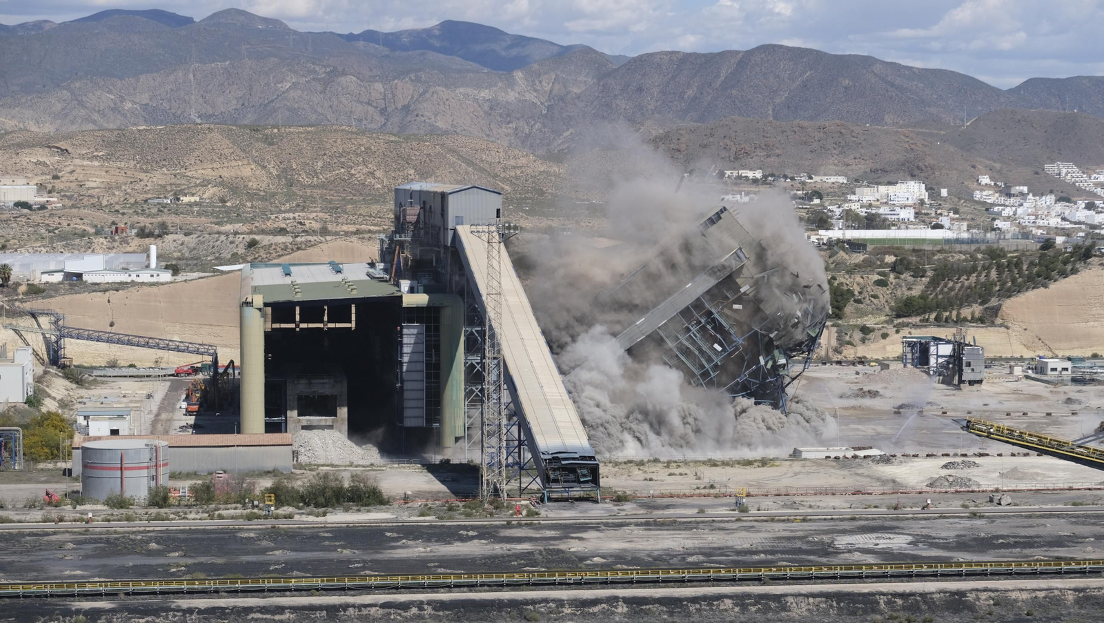 La voladura-demolición de la central térmica de Endesa en Carboneras, en imágenes
